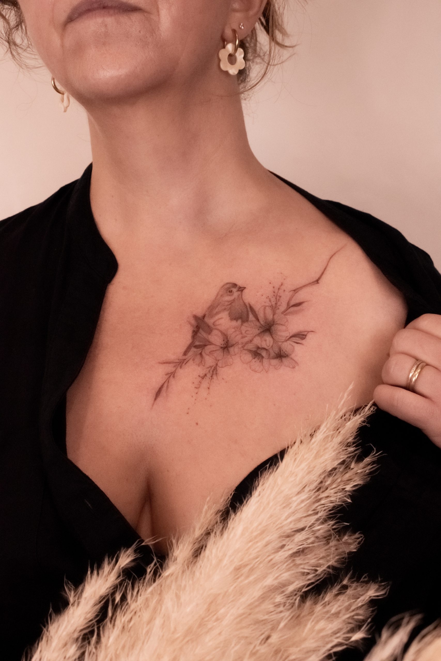 tatouage fin fleur et oiseaux fin rennes tattoo