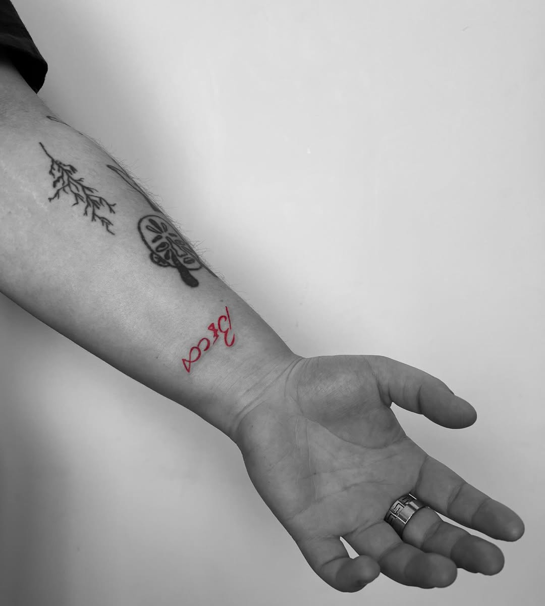 tatouage fin minimaliste